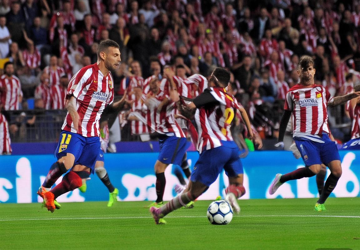 巴塞罗那诺坎普球场3-1逆转马德里竞技，莱万多夫斯基传射建功锁定胜利